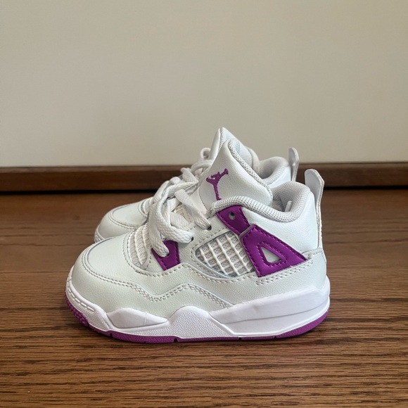 Nike Jordan 4 Kids Sneaker Hyper Violet in Excellent Condition with Box - Picture 2 of 12